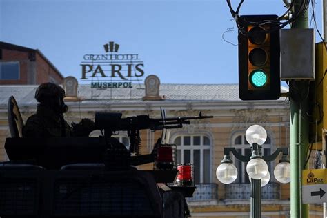 Bolivian armoured vehicles withdraw from square outside .